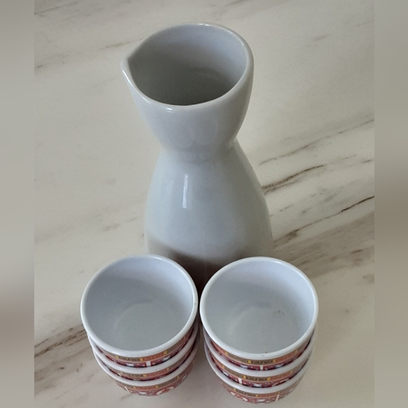 White Porcelain Sake Carafe | 6 Plastic Longevity Melamine Cups - Picture 5 of 5